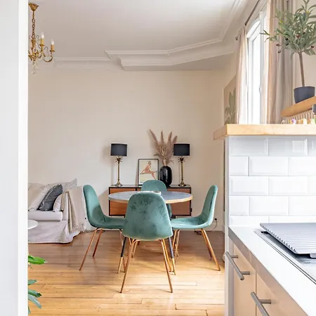 Near Eiffel Tower 1br 4p Charming * Paris