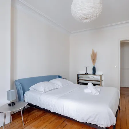 Near Eiffel Tower 1br 4p Charming Parigi