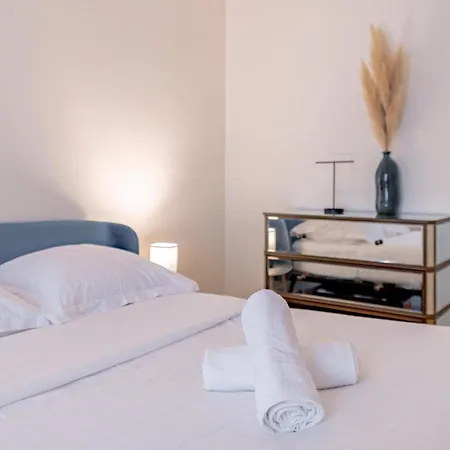 Near Eiffel Tower 1br 4p Charming Paris